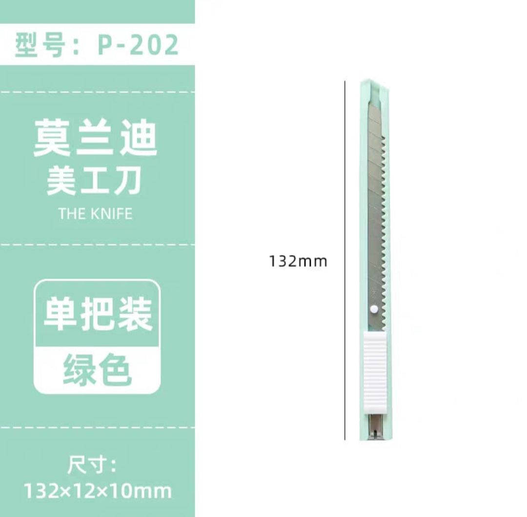 Design of a knife with dimensions and branding on a green background